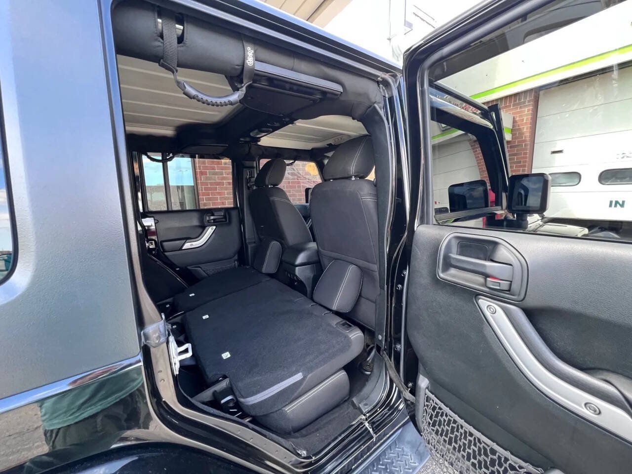 Used 2017 Jeep Wrangler Unlimited Sahara AWD/4WD image 18