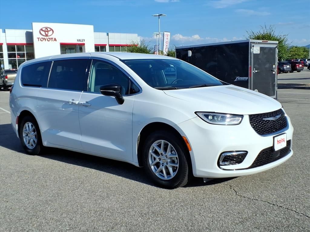 Used 2024 Chrysler Pacifica Touring-L FWD image 2