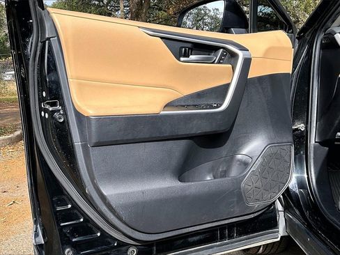 Used 2021 Toyota RAV4 XLE Premium image 17