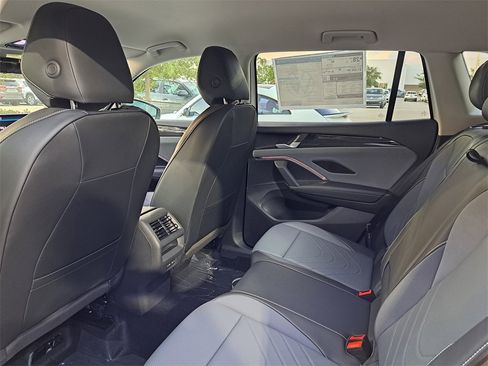 New 2026 Volkswagen Tiguan SE image 5