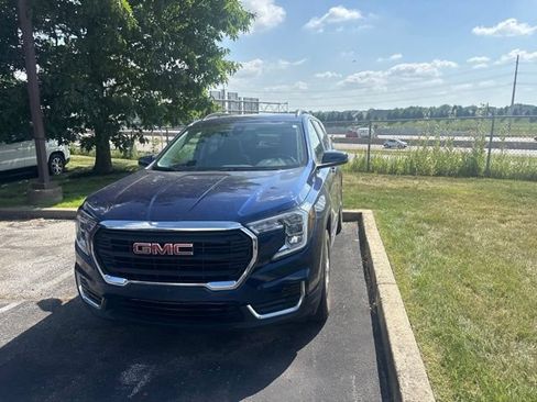 Used 2023 GMC Terrain SLE w/ Driver Convenience Package AWD/4WD image 2
