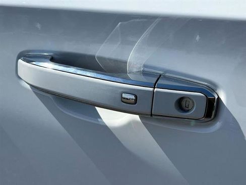 Used 2023 GMC Yukon XL Denali image 10