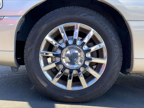 Used 2011 Lincoln Town Car Signature Limited image 10