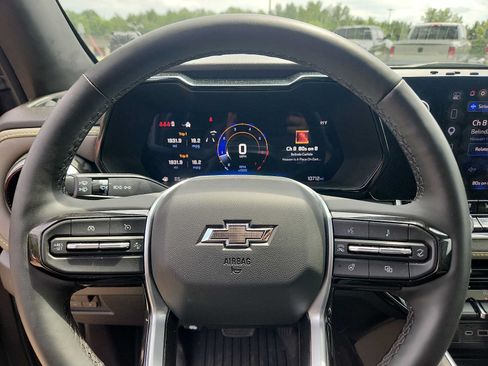 Used 2025 Chevrolet Colorado ZR2 w/ Technology Package AWD/4WD image 19