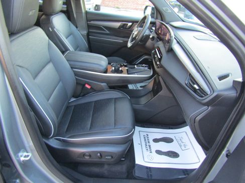 Used 2025 Buick Enclave Sport Touring image 17