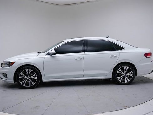 Used 2021 Volkswagen Passat 2.0T SE image 2