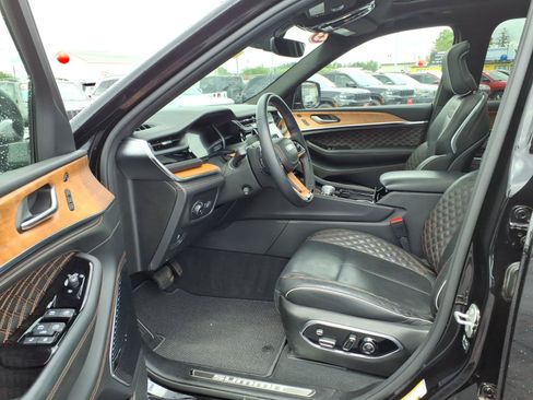 Used 2023 Jeep Grand Cherokee Summit AWD/4WD image 10