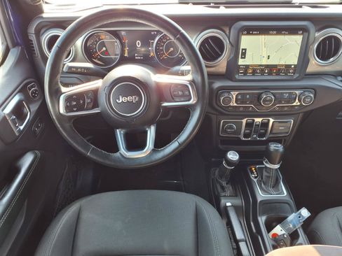 Used 2018 Jeep Wrangler Unlimited Sahara AWD/4WD image 5