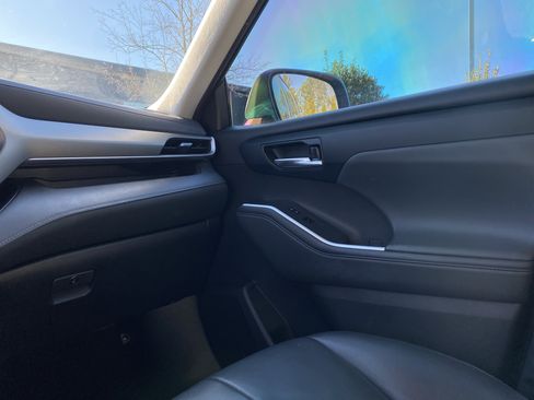 Used 2022 Toyota Highlander XLE image 28