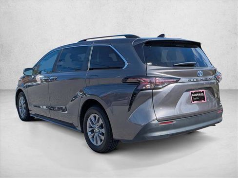 Used 2024 Toyota Sienna XLE image 5