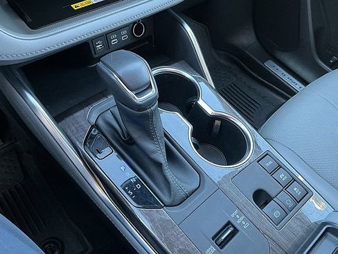 Used 2023 Toyota Highlander Limited image 26