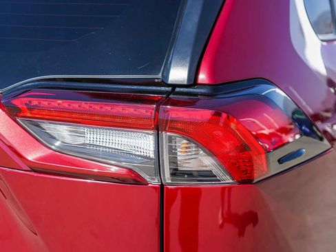 Used 2022 Toyota RAV4 XLE Premium image 8