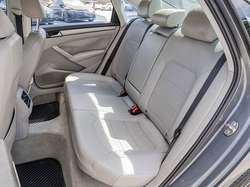 Used 2015 Volkswagen Passat TDI SE image 16