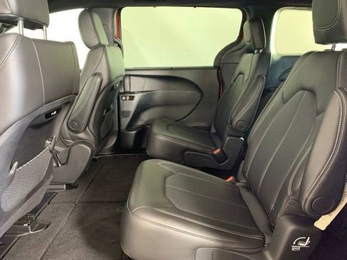 New 2026 Chrysler Pacifica Select image 14