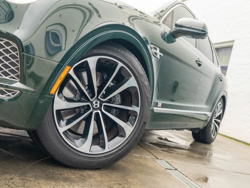 Used 2017 Bentley Bentayga image 4
