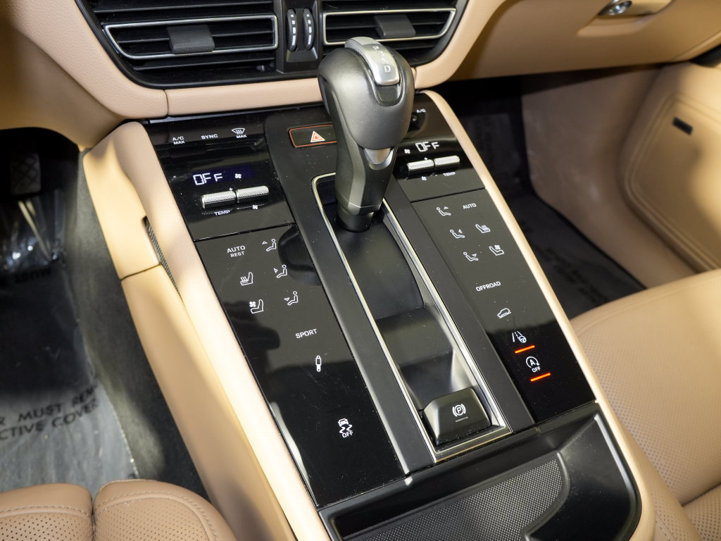 Certified 2024 Porsche Macan w/ Premium Plus Package AWD/4WD image 30