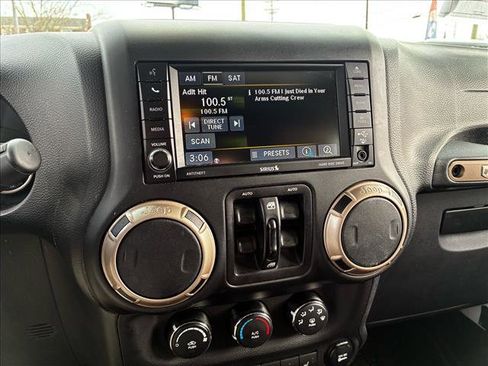 Used 2017 Jeep Wrangler Sahara image 12