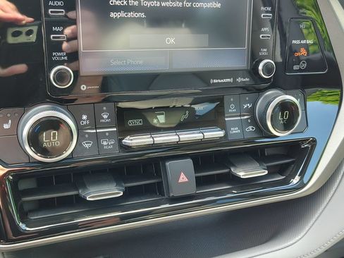Used 2022 Toyota Highlander XLE AWD/4WD image 33