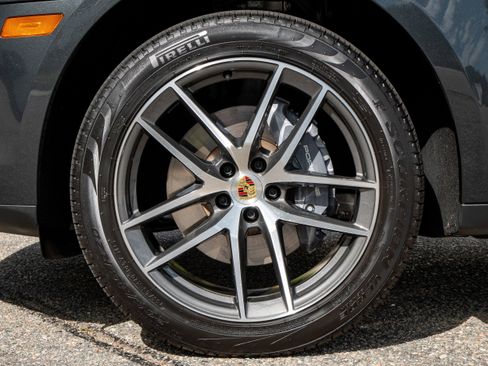 Certified 2025 Porsche Macan image 17