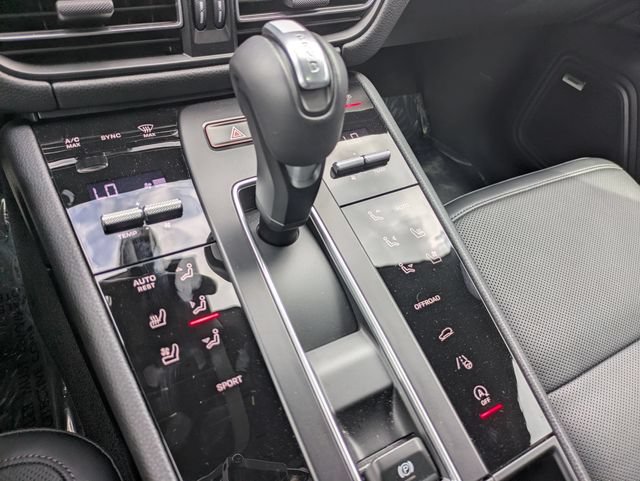 Used 2025 Porsche Macan AWD/4WD image 18