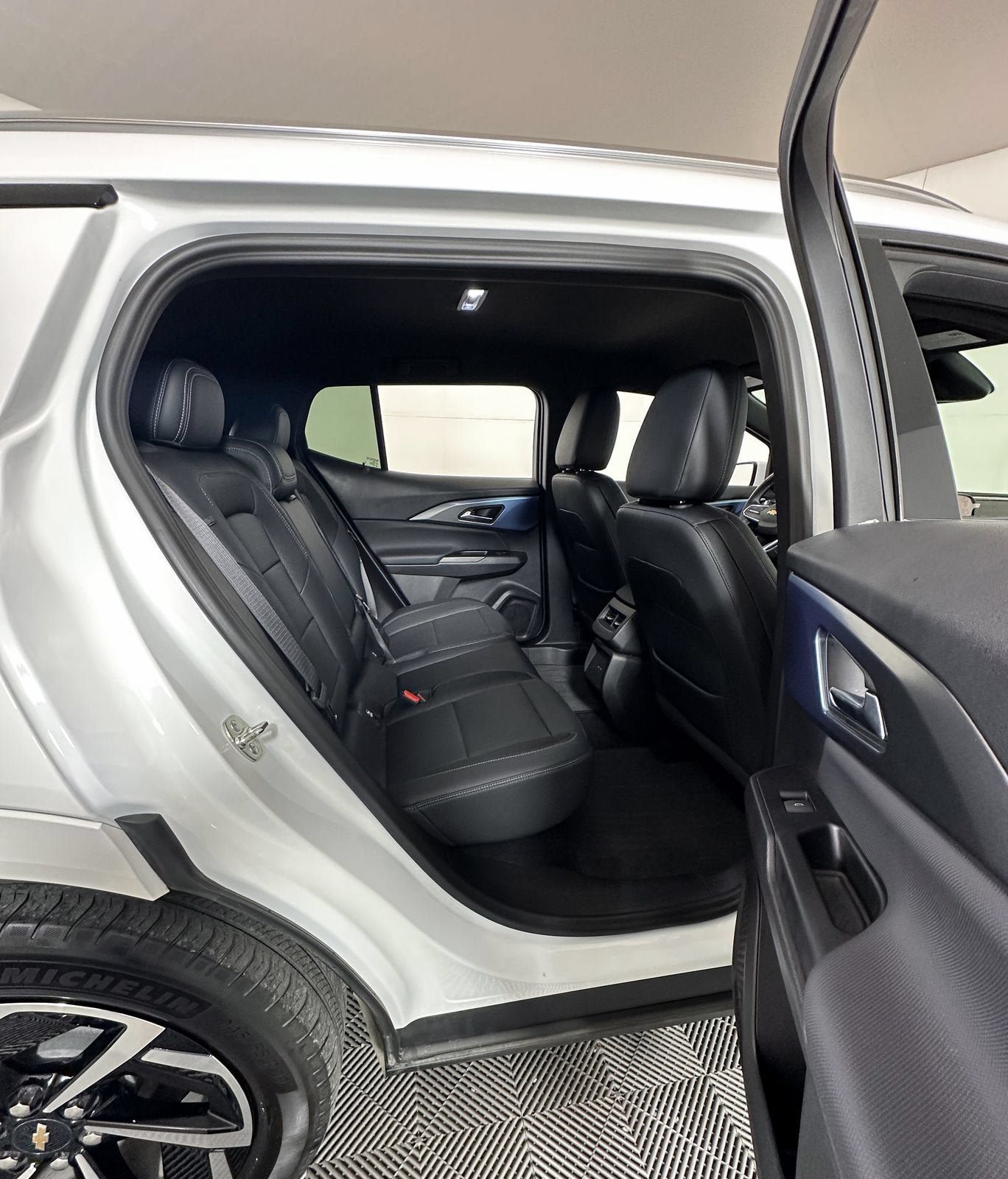 Certified 2024 Chevrolet Equinox EV LT w/ LPO, Blackout Package FWD image 6