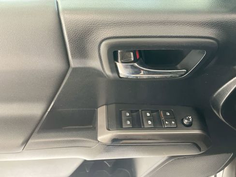 Used 2019 Toyota Tacoma TRD Off-Road AWD/4WD image 13