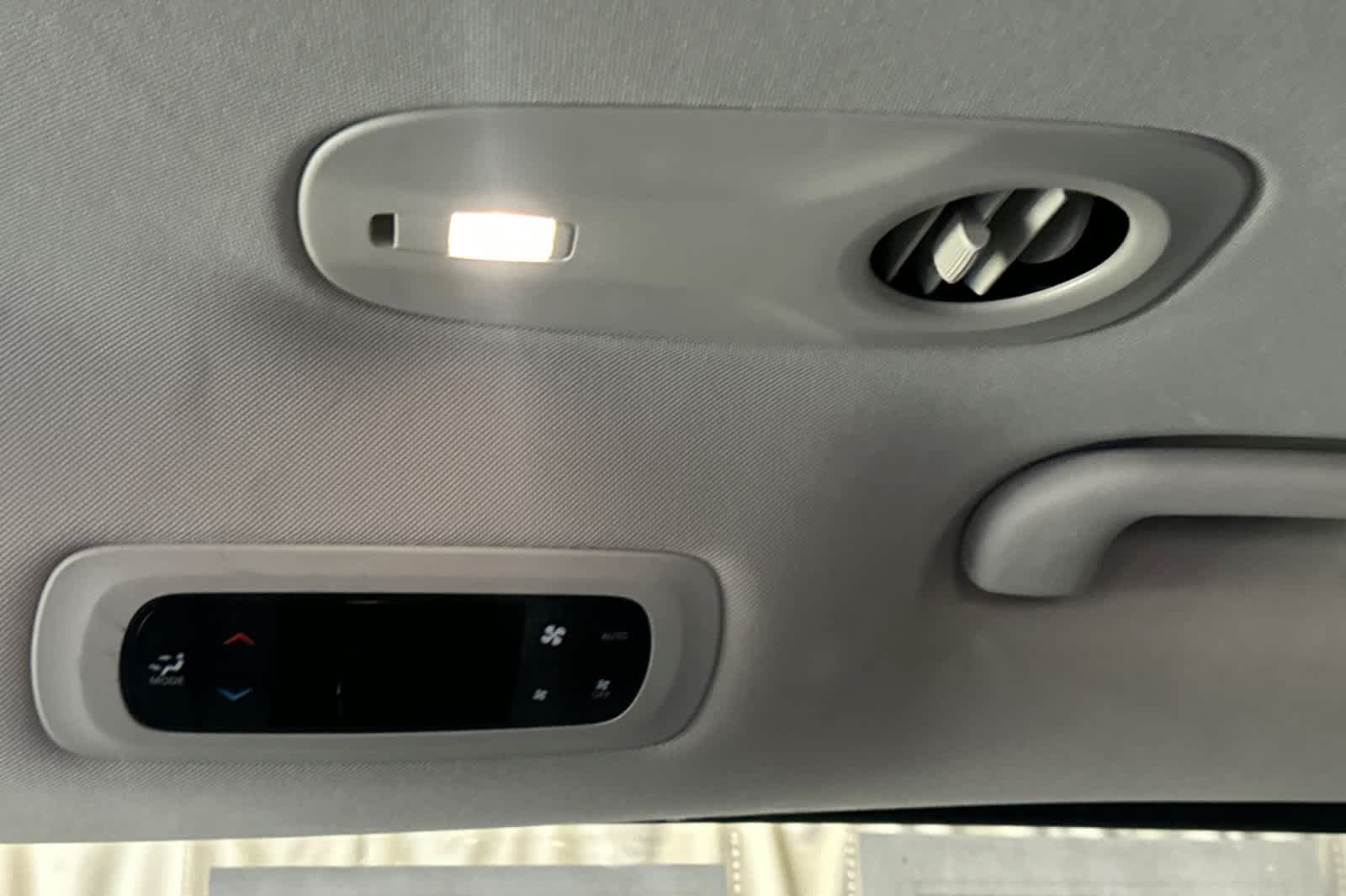 Used 2023 Chrysler Pacifica Touring-L FWD image 19