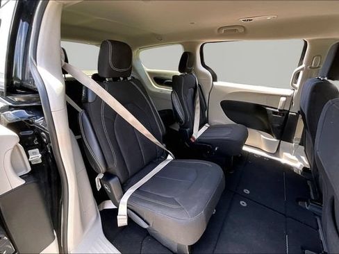 Used 2023 Chrysler Voyager LX FWD image 17