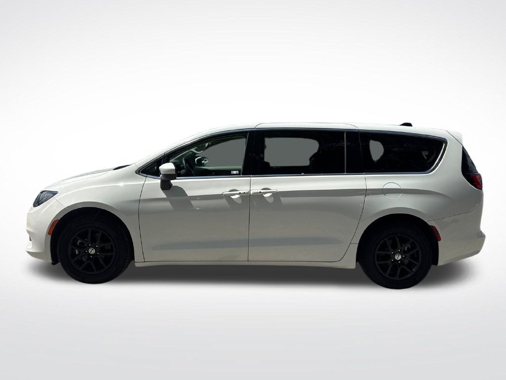 Used 2023 Chrysler Voyager LX FWD image 2