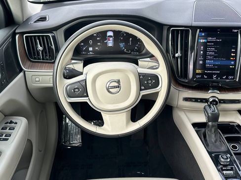 Used 2021 Volvo XC60 T6 Momentum w/ Premium Package AWD/4WD image 16