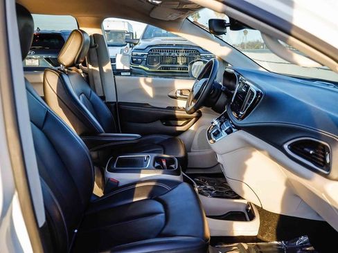 Used 2023 Chrysler Pacifica Touring-L image 20