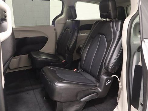 Certified 2024 Chrysler Pacifica Touring-L FWD image 13