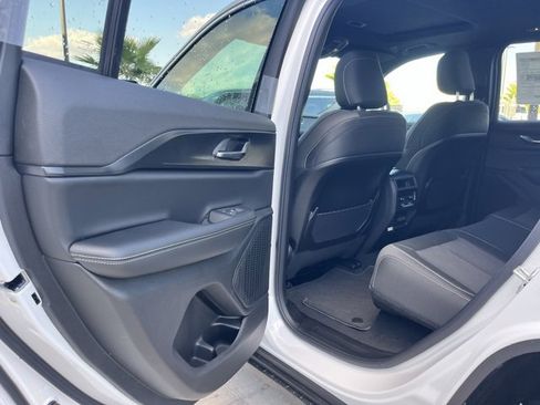 New 2025 Jeep Grand Cherokee Laredo image 17