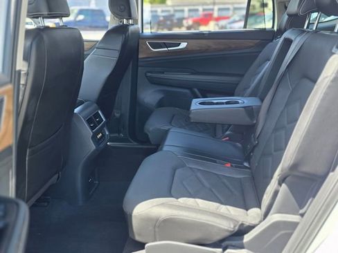 Used 2024 Volkswagen Atlas SE FWD image 17