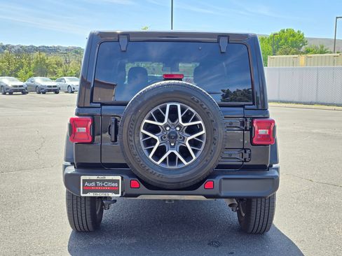 Used 2024 Jeep Wrangler Unlimited Sahara AWD/4WD image 36