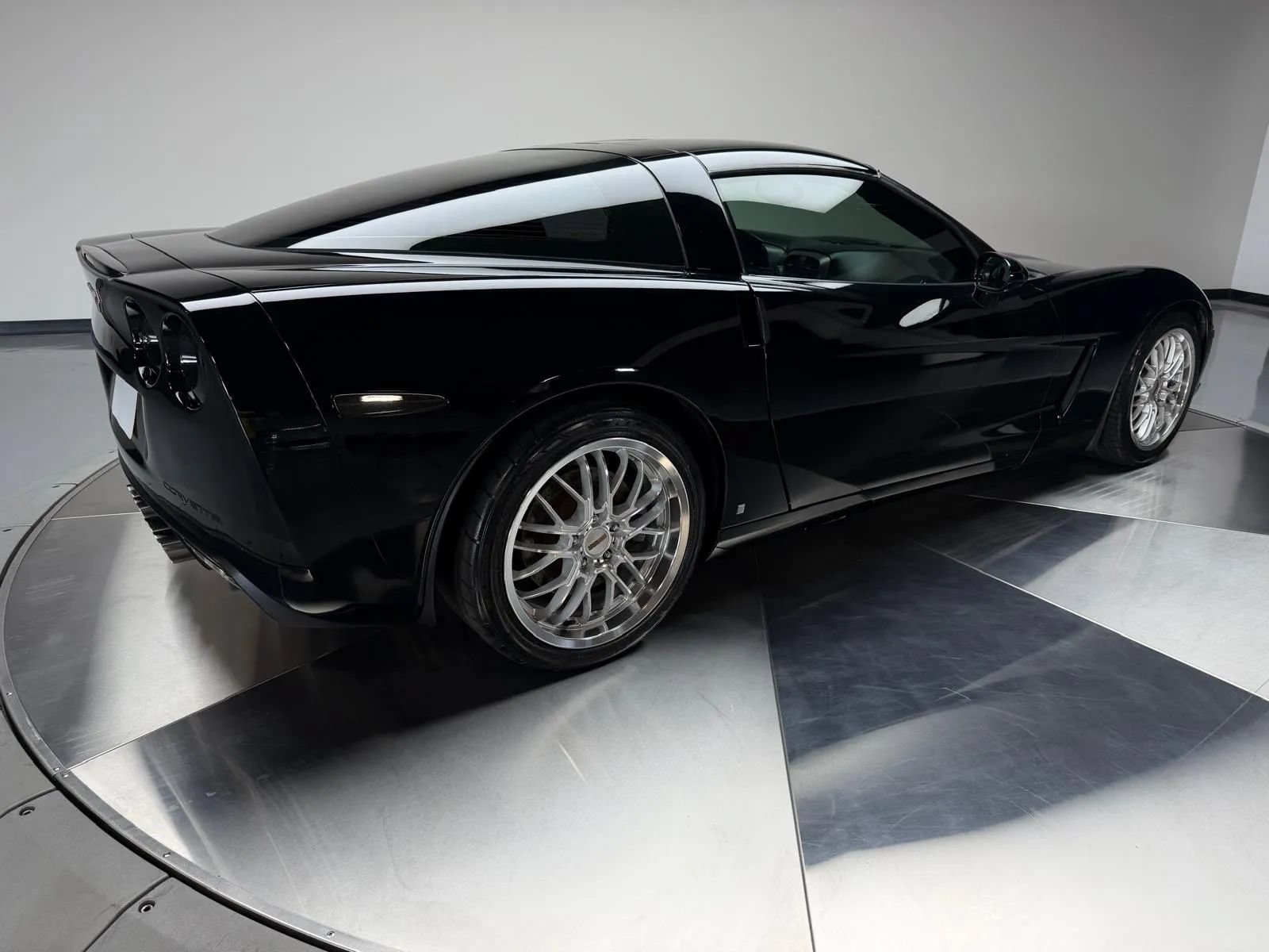 Used 2007 Chevrolet Corvette Coupe w/ Performance Package RWD image 2