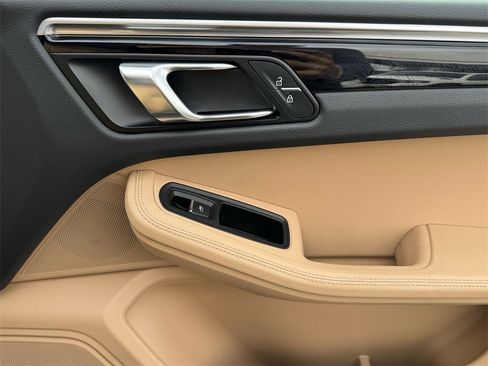 Used 2021 Porsche Macan image 23