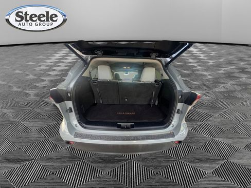 Used 2023 Toyota Highlander Bronze Edition image 19