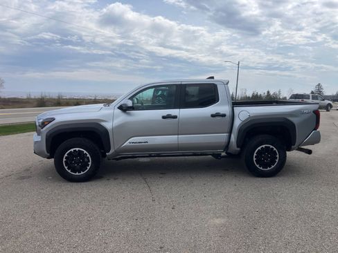 Used 2025 Toyota Tacoma TRD Off-Road AWD/4WD image 2