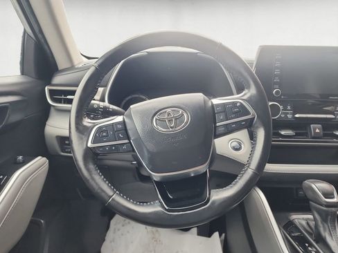 Used 2021 Toyota Highlander XLE AWD/4WD image 13