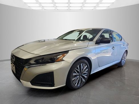 Used 2024 Nissan Altima 2.5 SV FWD image 3