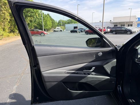 Used 2025 Hyundai Elantra Limited image 18