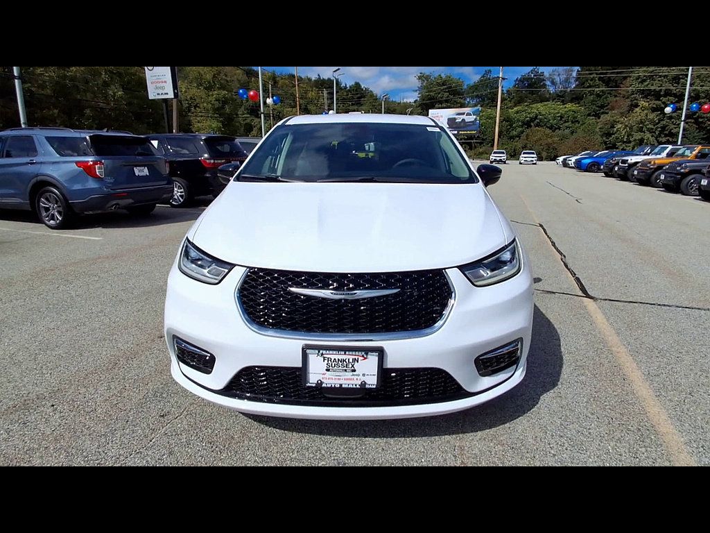 Used 2024 Chrysler Pacifica Touring-L FWD image 3