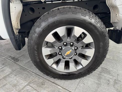 Used 2024 Chevrolet Silverado 2500 Custom w/ Custom Convenience Package image 4