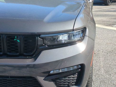 Used 2023 Jeep Grand Cherokee Limited w/ Luxury Tech Group II image 10