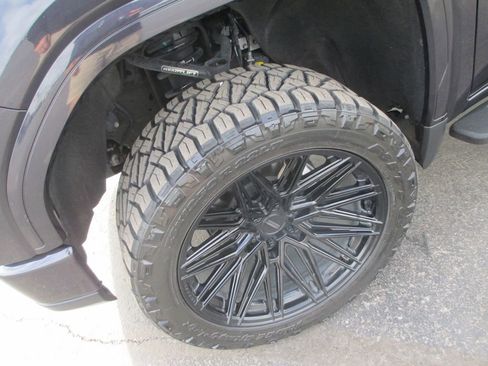 Used 2024 GMC Sierra 1500 AT4 w/ Technology Package image 14