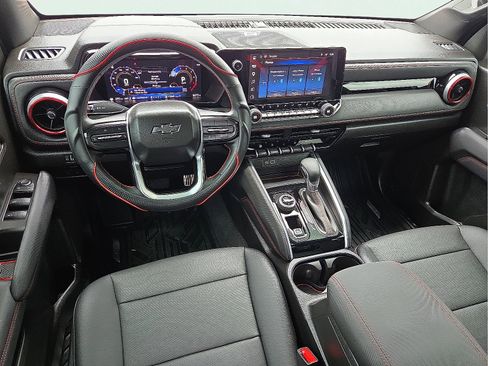 Used 2025 Chevrolet Colorado Z71 w/ Technology Package AWD/4WD image 11