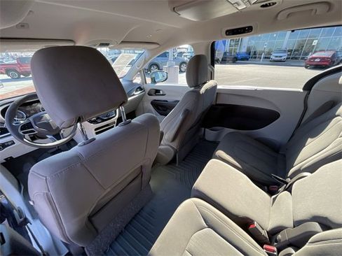 Used 2018 Chrysler Pacifica Touring Plus image 17