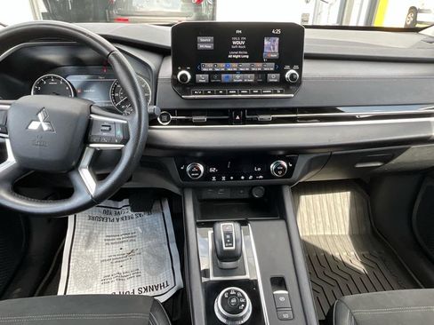 Used 2024 Mitsubishi Outlander SE image 19
