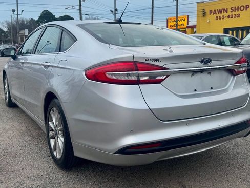 Used 2017 Ford Fusion SE image 3